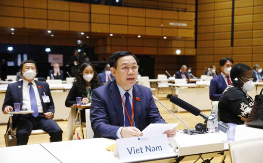 NA Chairman Vuong Dinh Hue attends opening of WCSP5