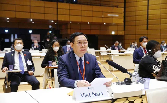 NA Chairman Vuong Dinh Hue attends opening of WCSP5
