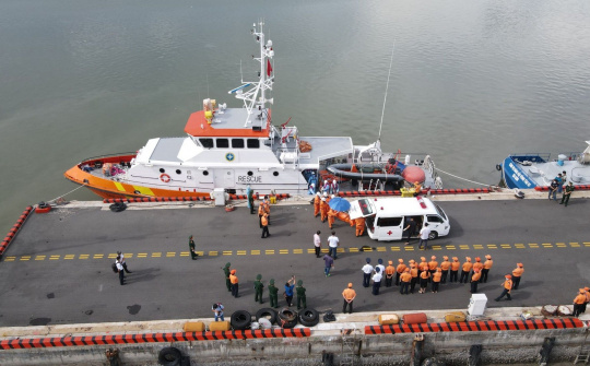 Đưa thi thể 13 nạn nhân trong vụ việc tàu WU ZHOU 8 về bờ