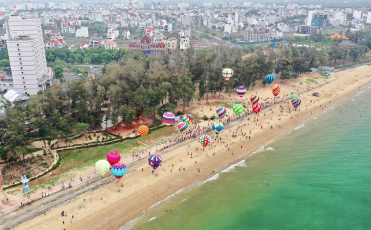 Rực rỡ sắc màu khinh khí cầu tại Phan Thiết