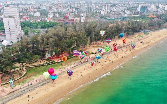 Rực rỡ sắc màu khinh khí cầu tại Phan Thiết