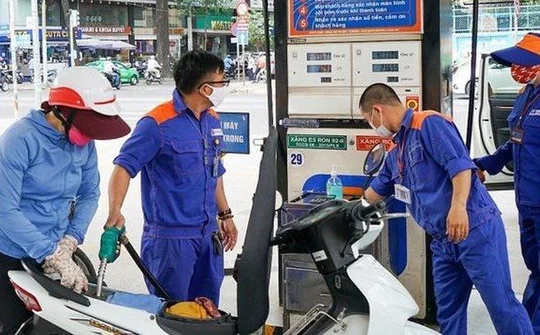 Giá xăng giảm mạnh lần thứ 5 liên tiếp
