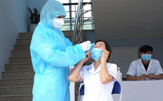 Bộ trưởng Y tế: Tăng cường giám sát người nhập cảnh để giải trình tự gen phát hiện sớm biến chủng Omicron