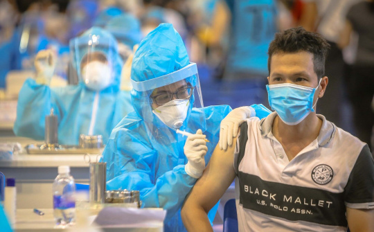 Thủ tướng yêu cầu thần tốc tiêm vaccine và đẩy mạnh thực hiện các biện pháp phòng COVID-19