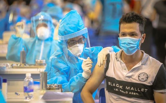Thủ tướng yêu cầu thần tốc tiêm vaccine và đẩy mạnh thực hiện các biện pháp phòng COVID-19