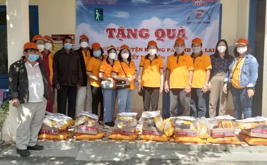 Gia Lai: Thăm và tặng quà cho người mù tại huyện Krông Pa