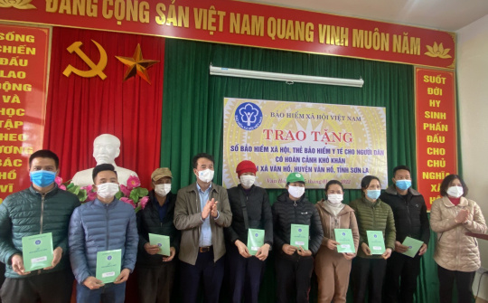 BHXH Việt Nam: Tặng hàng nghìn thẻ BHYT, sổ BHXH tới đồng bào, chiến sỹ tỉnh Sơn La