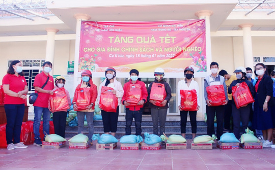 Việt Nam Hội nhập trao quà Tết cho các hộ nghèo và có hoàn cảnh khó khăn tại Cư Jút, Đắk Nông 