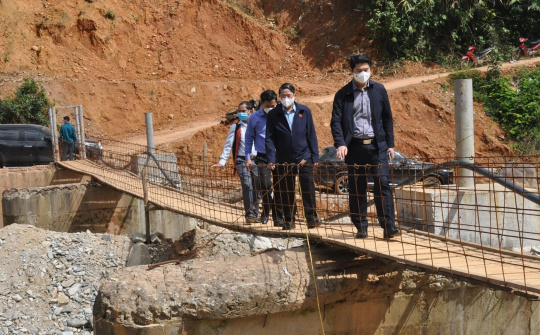 Phó Chủ tịch Quốc hội Nguyễn Đức Hải thăm, tặng quà tết bà con vùng sạt lở xã Phước Kim, Quảng Nam