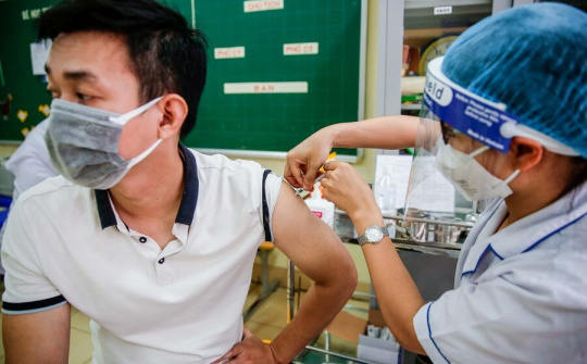 F0 nặng, nguy kịch tăng nhanh, Hà Nội đôn đốc tiêm vắc-xin Covid-19