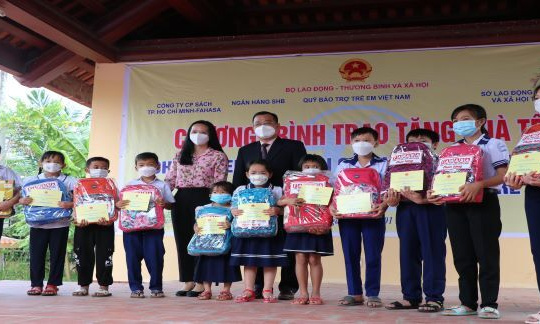 SHB hỗ trợ hộ nghèo, gia đình chính sách khó khăn và trẻ em có hoàn cảnh đặc biệt tại tỉnh Bến Tre