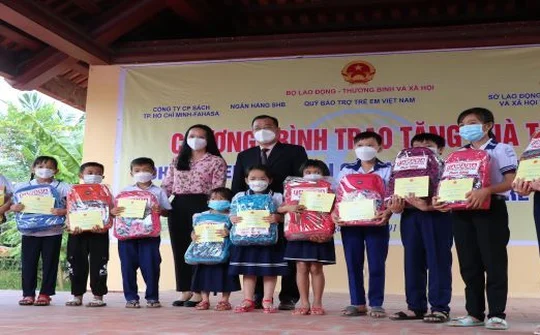 SHB hỗ trợ hộ nghèo, gia đình chính sách khó khăn và trẻ em có hoàn cảnh đặc biệt tại tỉnh Bến Tre