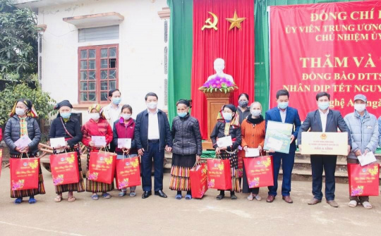 Bộ trưởng, Chủ nhiệm Ủy ban Dân tộc Hầu A Lềnh tặng quà Tết Nguyên đán tại Nghĩa Đàn