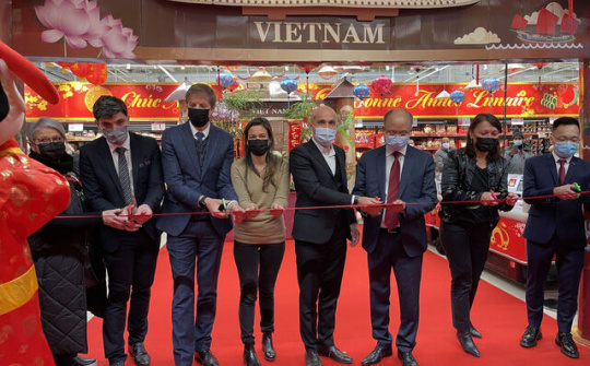 Đầm ấm Tết Việt khắp muôn nơi