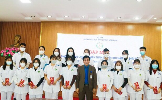 Đoàn sinh viên Trường Đại học Điều dưỡng chi viện cho Bệnh viện Bệnh Nhiệt đới TW