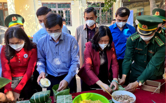 Đắk Lắk: Ban Bí thư Trung ương Đảng thăm và tặng quà tết tại xã biên giới