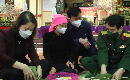 Ấm áp nghĩa tình " Xuân đoàn kết, Tết thắm tình quân dân"