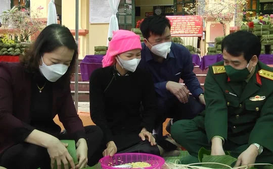 Ấm áp nghĩa tình " Xuân đoàn kết, Tết thắm tình quân dân"