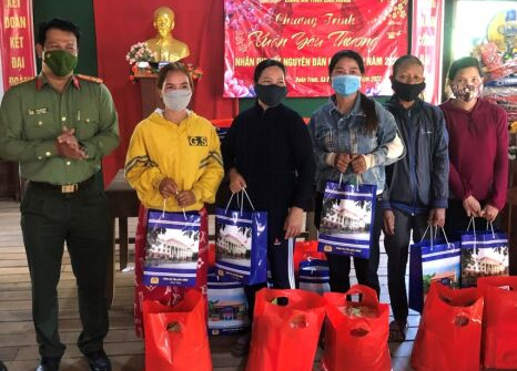 Công an Đắk Nông tặng quà Tết tại buôn kết nghĩa