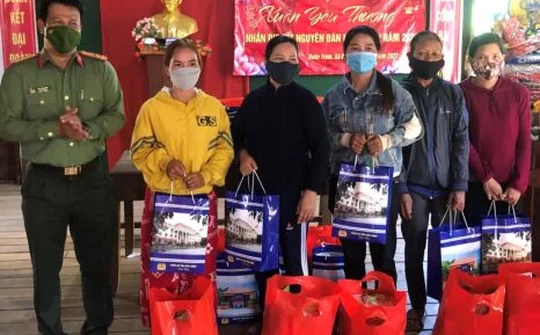 Công an Đắk Nông tặng quà Tết tại buôn kết nghĩa