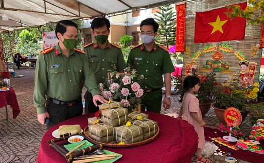 Sôi nổi Hội thi nấu bánh chưng, Xuân yêu thương của Công an Đắk Nông