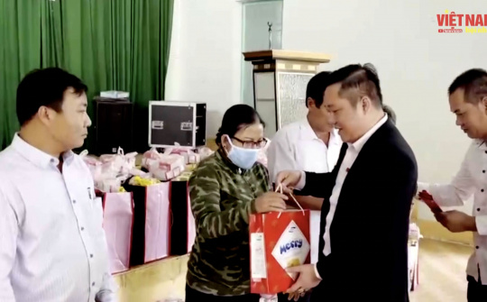 Việt Nam hội nhập tặng quà tết cho các hộ dân bị ảnh hưởng do dịch Covid-19