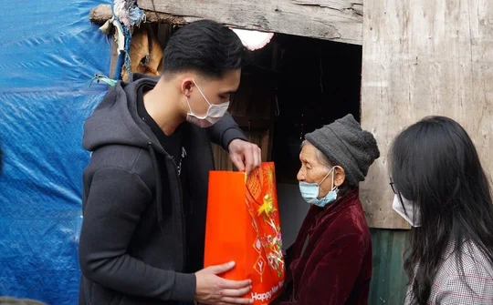 “Đông ấm 2022” đến với sinh viên và người có hoàn cảnh khó khăn 