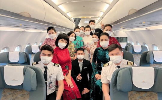 Áo dài truyền thống trên các chuyến bay Tết Nhâm Dần 2022