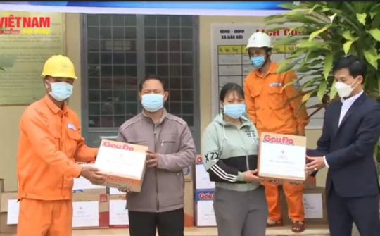 Ngành điện Lực Kon Tum tặng quà cho người dân bị ảnh hưởng dịch COVID-19