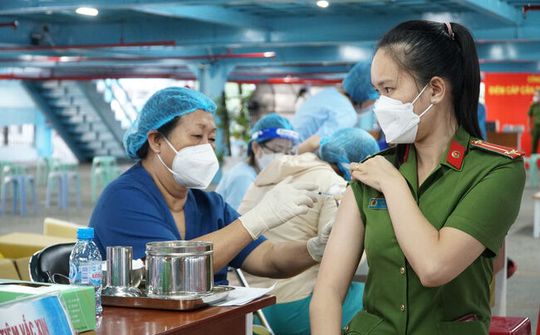 Việt Nam về đích sớm 6 tháng trong tiêm vắc-xin Covid-19