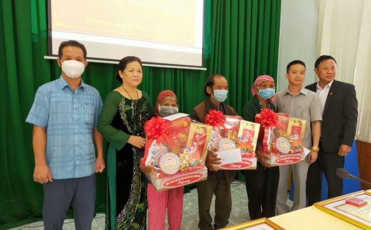 Trao tặng kỷ niệm chương vì sự nghiệp văn hóa - thể thao và du lịch cho các nghệ nhân tại Khánh Sơn