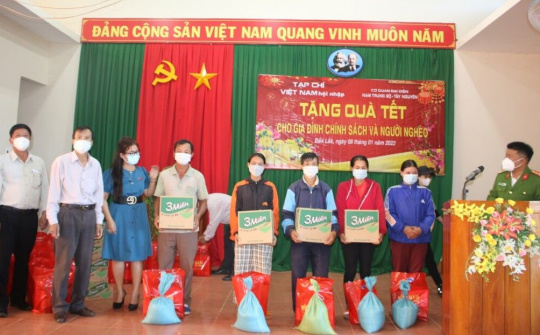 Việt Nam Hội nhập trao quà tết cho gia đình chính sách, hộ nghèo tại xã Cư A Mung,Ea H’Leo,Đắk Lắk