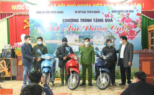 Tuyên Quang: Tặng quà Tết cho đồng bào dân tộc thiểu số khó khăn