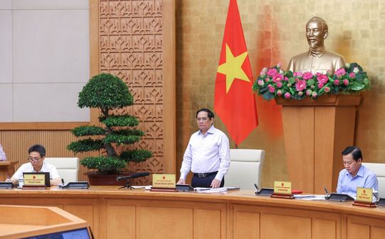Thúc đẩy cơ cấu lại, phát triển mạnh các ngành công nghiệp, nông nghiệp, dịch vụ