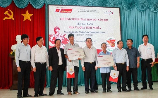 CLB thiện nguyện "Ấm Tình Yêu Thương" tài trợ 2 nhà tình nghĩa tại Tiền Giang
