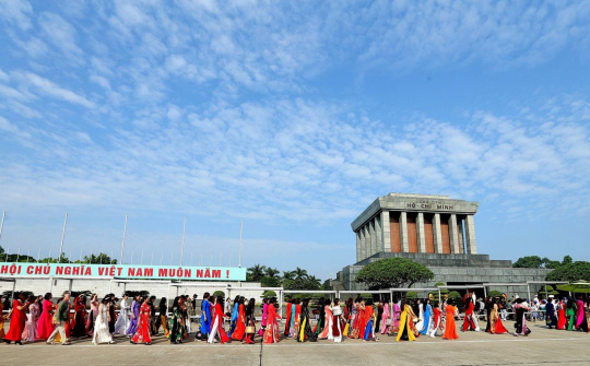 Hội Nữ Doanh nhân Việt Nam - Asean báo công dâng Bác với Khát vọng vươn xa