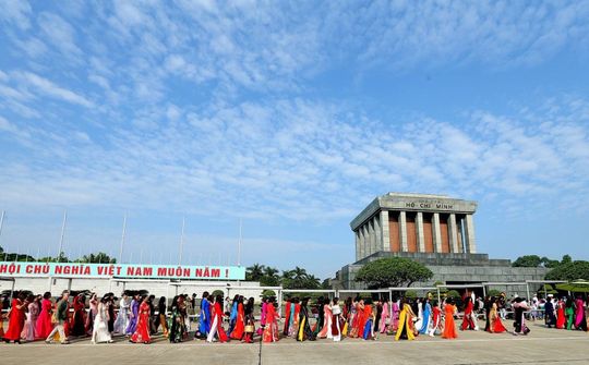 Hội Nữ Doanh nhân Việt Nam - Asean báo công dâng Bác với Khát vọng vươn xa