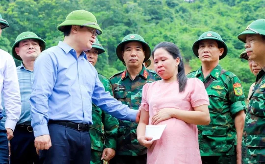 Chủ tịch UBND tỉnh Nghệ An thăm hỏi, động viên Nhân dân huyện Kỳ Sơn