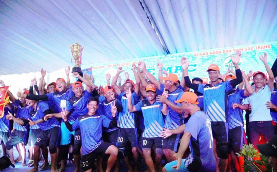 Đội Wáth Pích đoạt cúp vô địch giải đua ghe ngo tỉnh Sóc Trăng