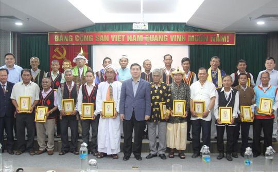 Thứ trưởng, Phó Chủ nhiệm Ủy ban Dân tộc gặp mặt Đoàn đại biểu Người có uy tín tỉnh Ninh Thuận