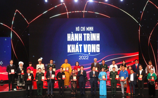 Đẩy mạnh phát hiện, bồi dưỡng, biểu dương, nhân rộng các tấm gương, điển hình học tập và làm theo Bác