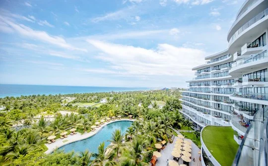 Trải nghiệm bữa sáng bên hồ bơi tại resort 5 sao Cam Ranh Riviera