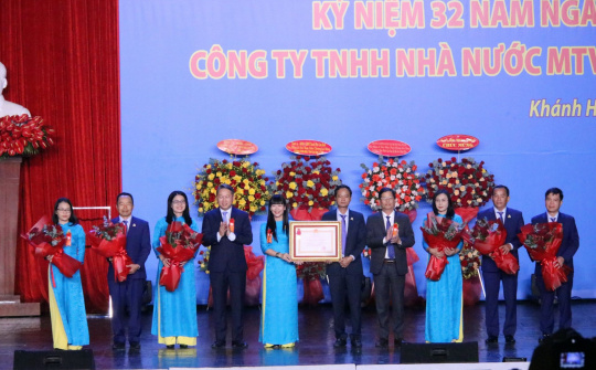 Công ty Yến sào Khánh Hoà đón nhận 2 Huân chương lao động và Cờ thi đua Chính Phủ