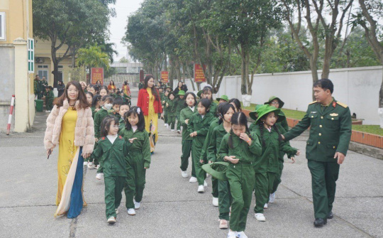 Học sinh tham quan, trải nghiệm tại Lữ đoàn Vận tải thuỷ 873, Cục Hậu cần, QK4