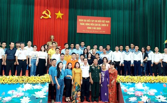 Tạp chí Biển Việt Nam mang Tết sớm đến với cán bộ, chiến sĩ Hải quân và Nhân dân ở Tây Nam