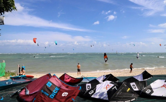 Những màn biểu diễn lướt ván diều mãn nhãn trên biển Ninh Thuận