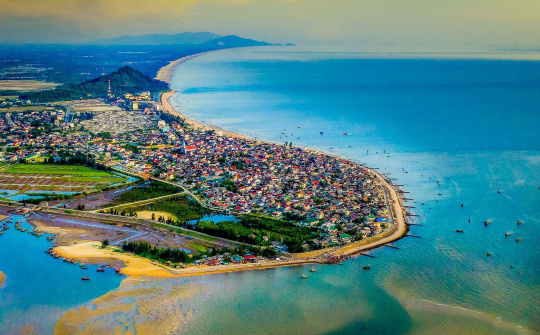 Phát triển bền vững các ngành công nghiệp và du lịch gắn với biển ở tỉnh Hà Tĩnh hiện nay