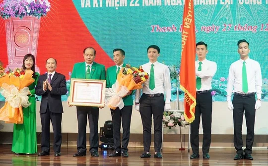 Mai Linh Thanh Hóa nhận Huân chương Lao động hạng Nhì của Chủ tịch nước