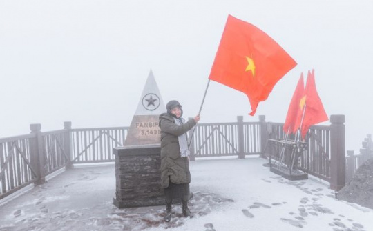 Du khách ngất ngây ngắm tuyết đầu mùa trên đỉnh Fansipan