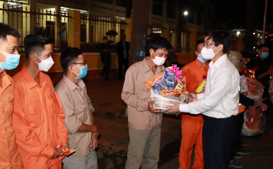 Bí thư Tỉnh ủy Đắk Lắk chúc Tết công nhân môi trường làm việc trong đêm "giao thừa"